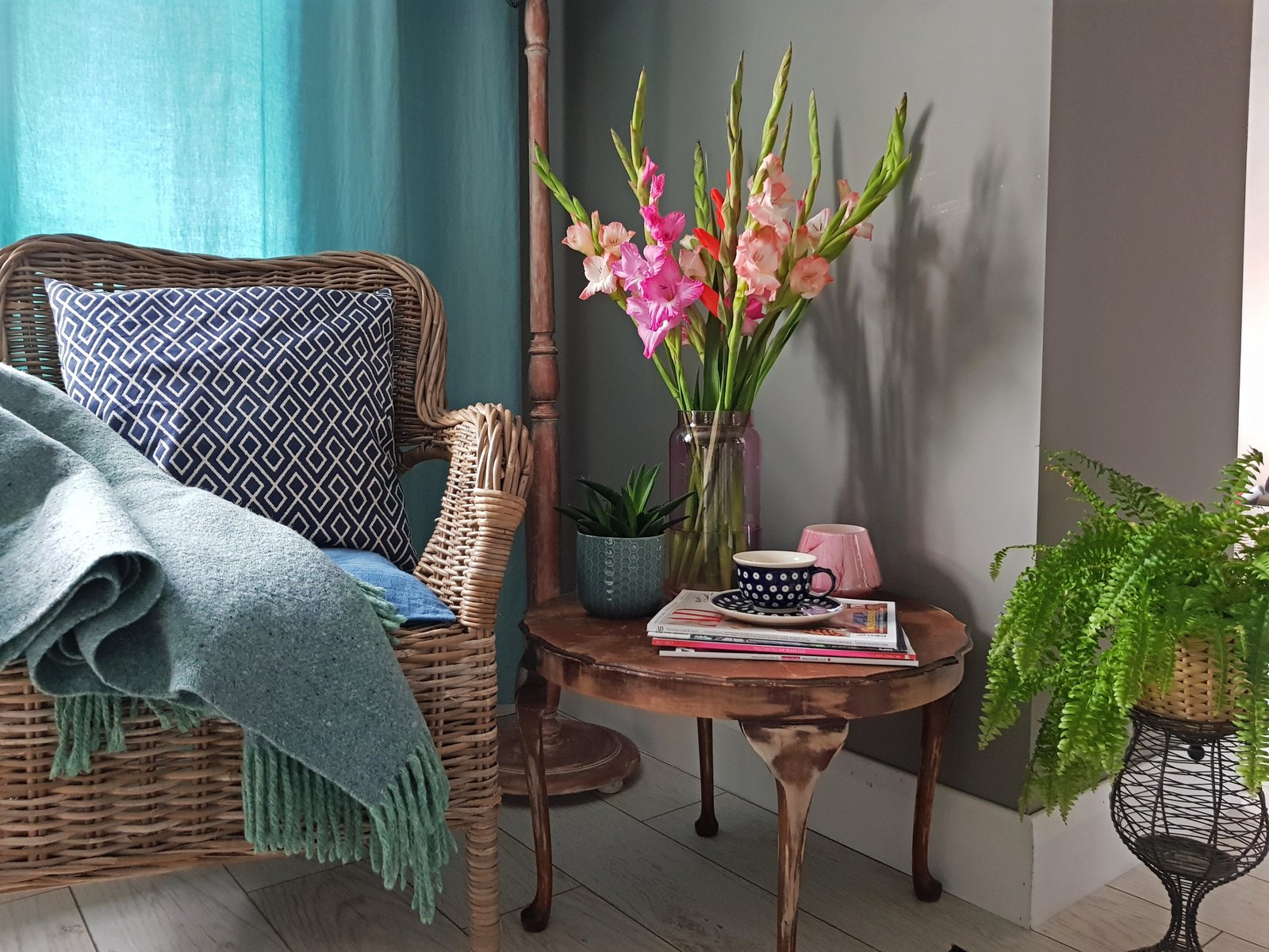 Reading deals corner table